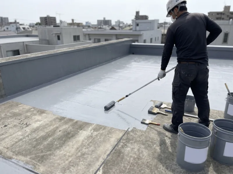 屋上の防水層を改修する作業